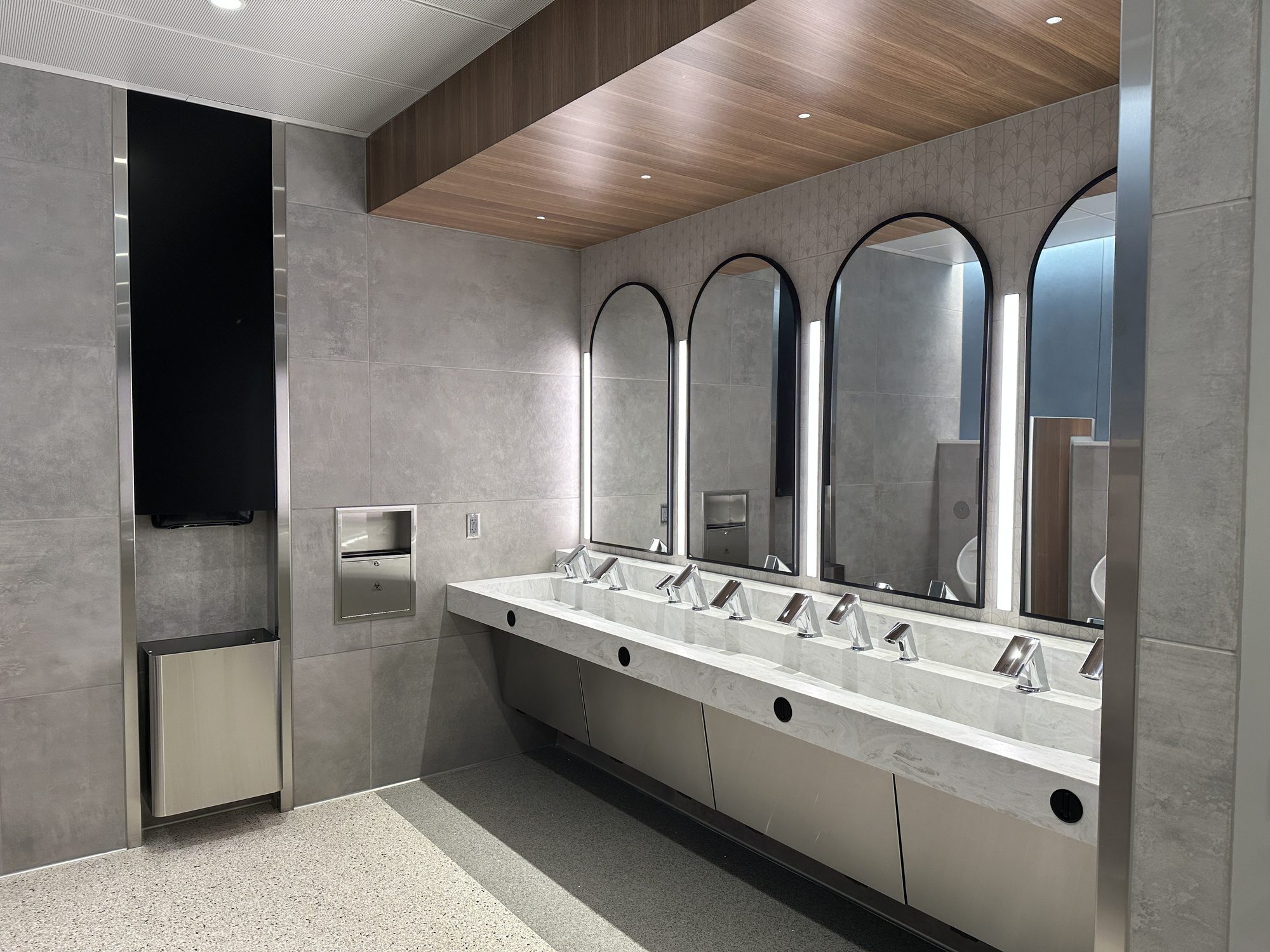 Men's Restroom - Gate 3 OAK